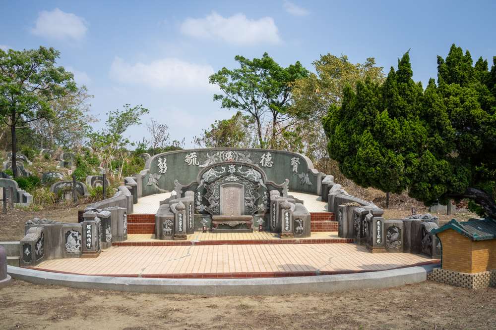 Le cimetière de Nanshan comporte de grandes tombes, mais aussi des petites, certaines sont sculptées avec minutie, d'autres ont une pierre tombale très sobre... ce qui ne veut pas dire qu'elles ne sont pas importantes. Sur quels critères décider de conserver telle ou telle tombe ? C'est l'une des questions auxquelles la mairie de Tainan n'a pas apporté de réponse claire (photo : Sasa)