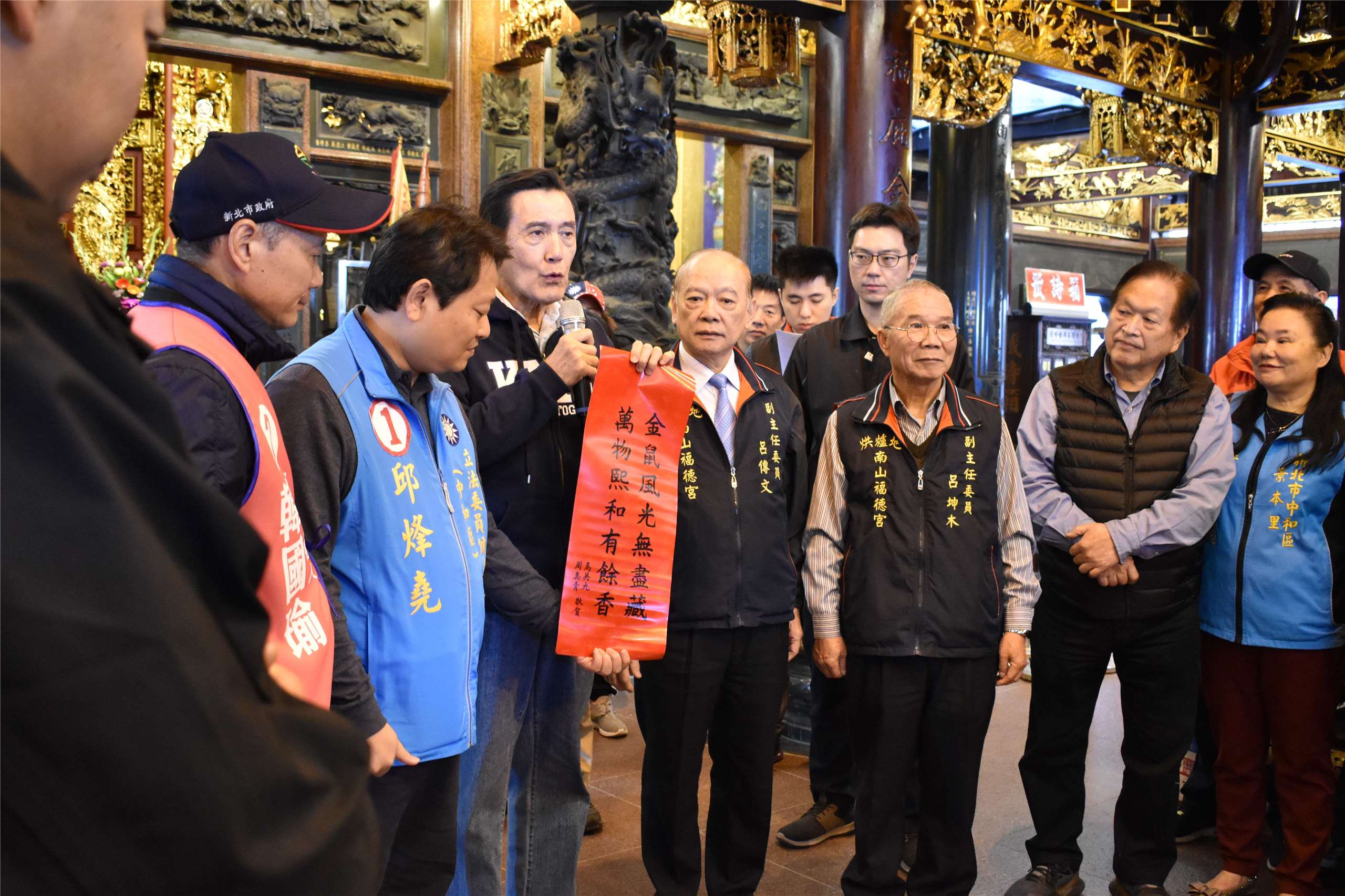 Ma Ying-jeou en visite au temple Hang-lôo-tē à l’occasion des élections présidentielles et législatives de 2020, avec le candidat au Yuan législatif représentant du quartier de Zhonghe, Qiu Fengshao. La visite a été effectuée quelques jours avant les célébrations du Nouvel An lunaire (photo Marta Pavone, aimable crédit)