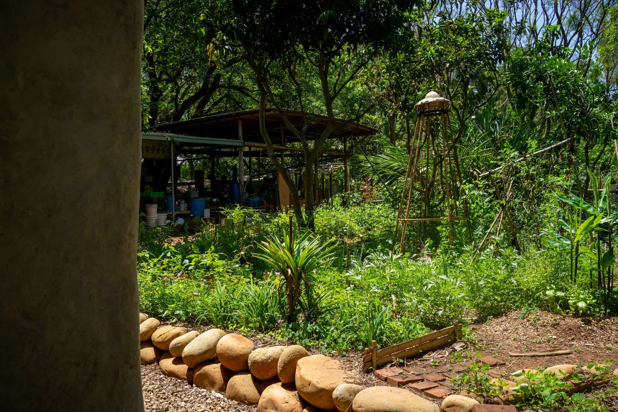 La maison goutte, les potagers et la cuisine (photo : Sasa)