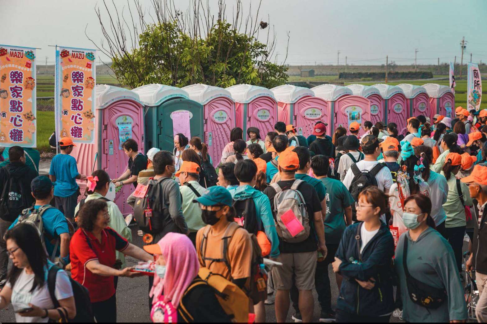 La queue pour les toilettes (photo Siami)