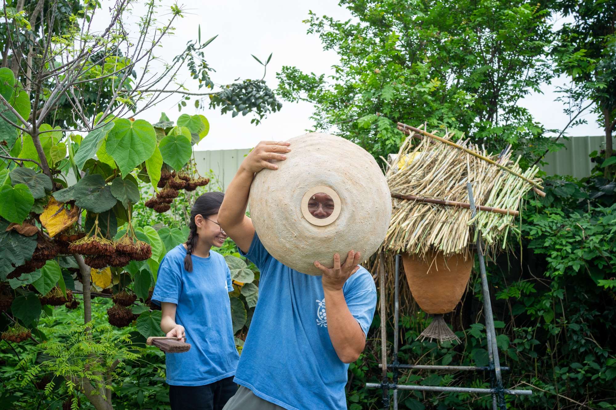 Une adaptation à Taïwan, en raison des fortes chaleur : un système d'aération au-dessus de la ruche solaire, protégé par une moustiquaire, a été installé (photo : Sasa / RTI)