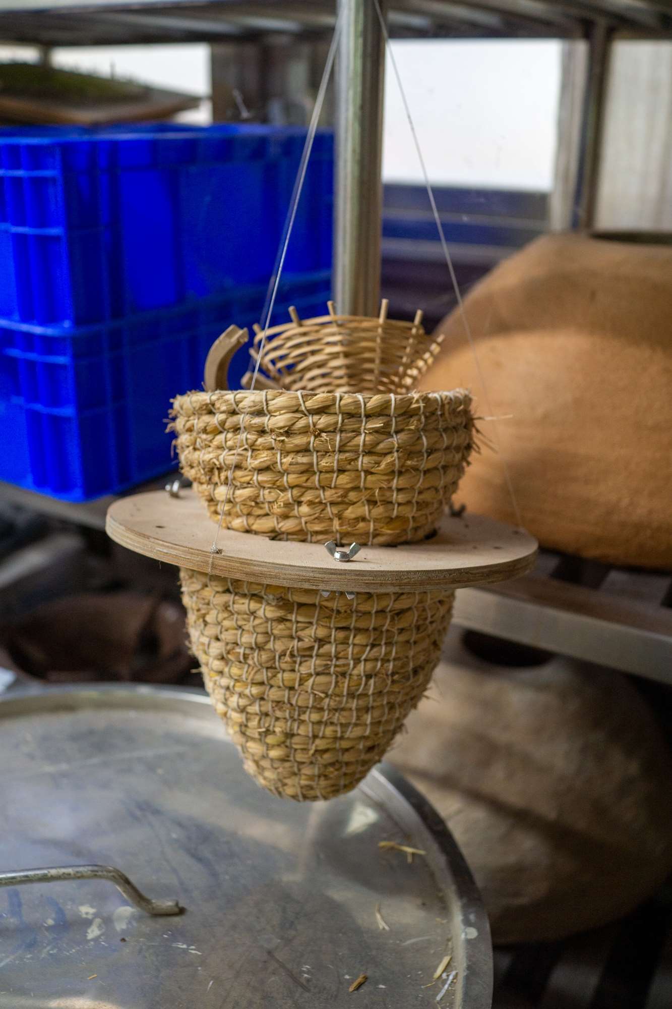 Des ruches solaires en cours de fabrication : l'intérieur en paille tressée (photo : Sasa / RTI)