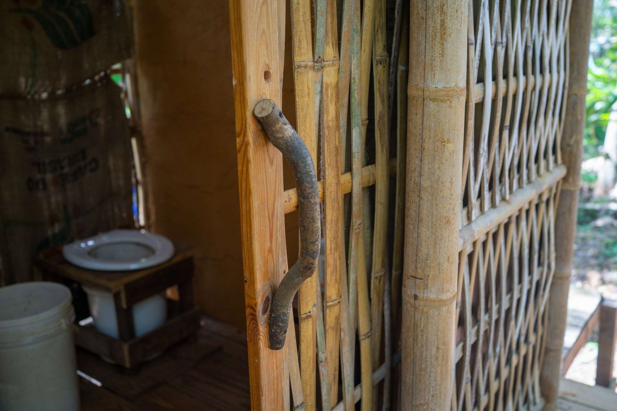 Les toilettes sèches de la maison goutte (photo : Sasa)