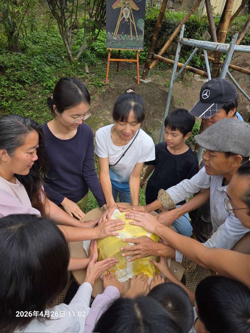 Bénédiction pour la ruche solaire avant la dernière étape de la construction ! (photo Hsieh Hong-ming)