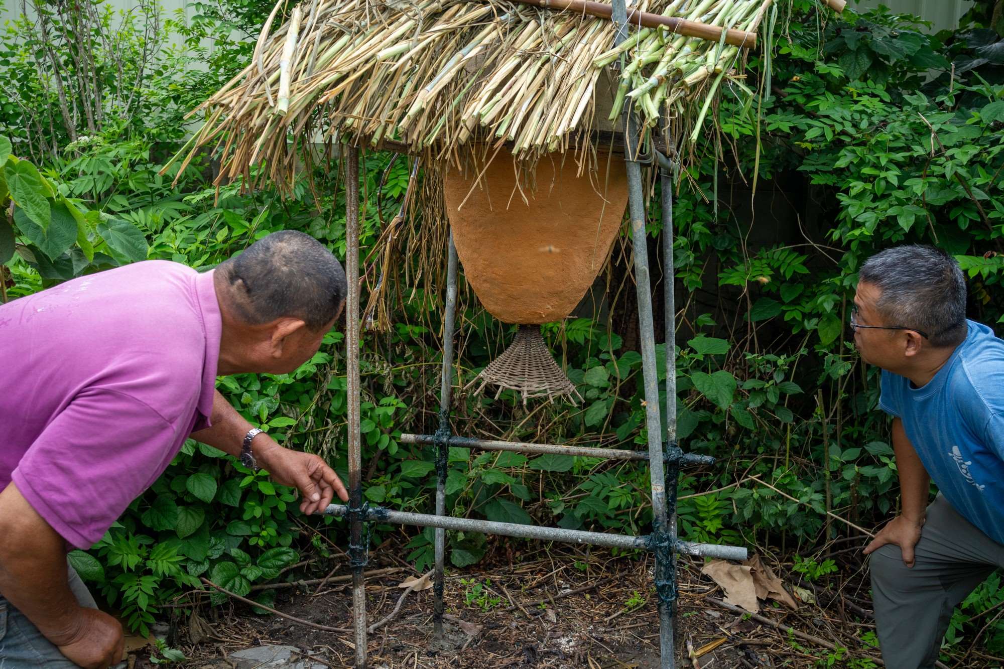 Chiu-wen (à gauche) a installé une ruche solaire dans son jardin (photo : Sasa / RTI)