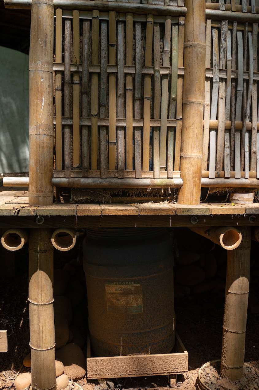 La cuve de récupération sous les toilettes (photo : Sasa)