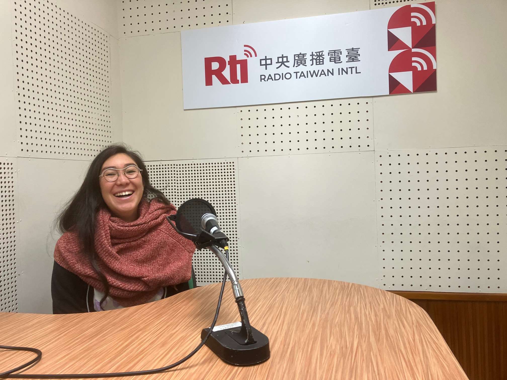 Cloé Ando dans le studio de RTI (photo : Sasa / Rti)