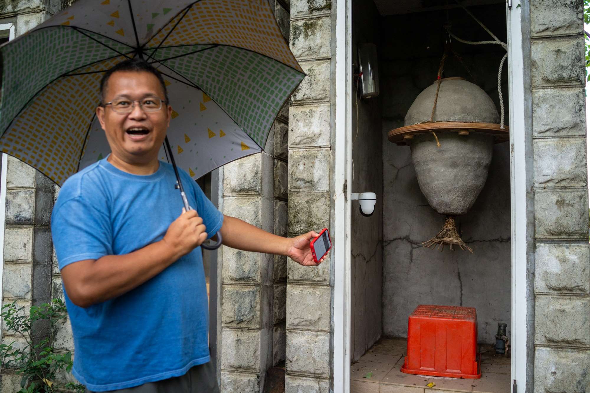 Hsu Che-hsiang, le père de Hsu Chih-hsuan, enseignant à l'école Waldord Chao Cuo, est aussi promoteur des ruches solaires dans le cadre de l'association (photo : Sasa / RTI)