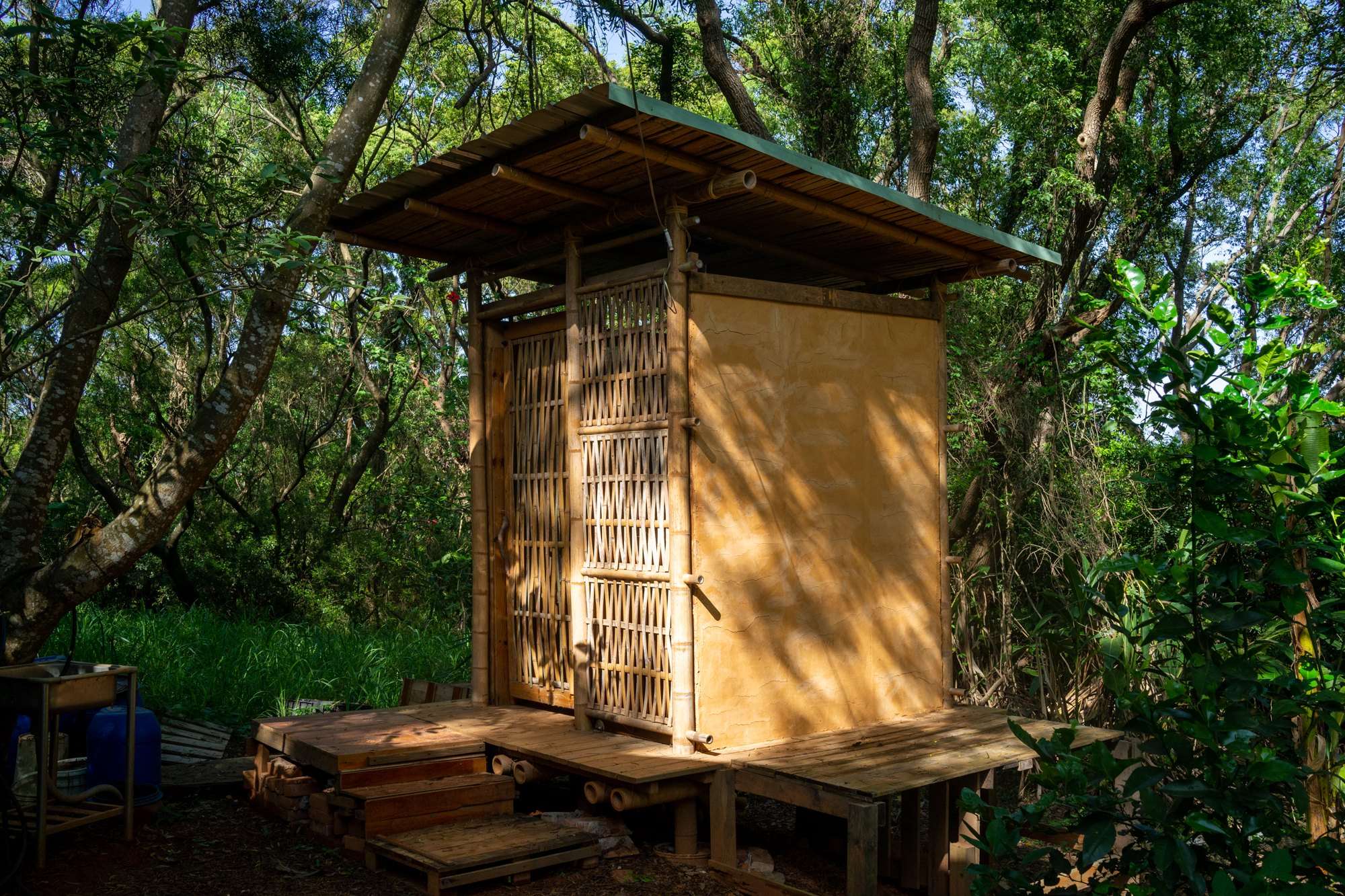Les nouvelles toilettes sèches en terre et en bambou, magnifiques ! (photo : Sasa)