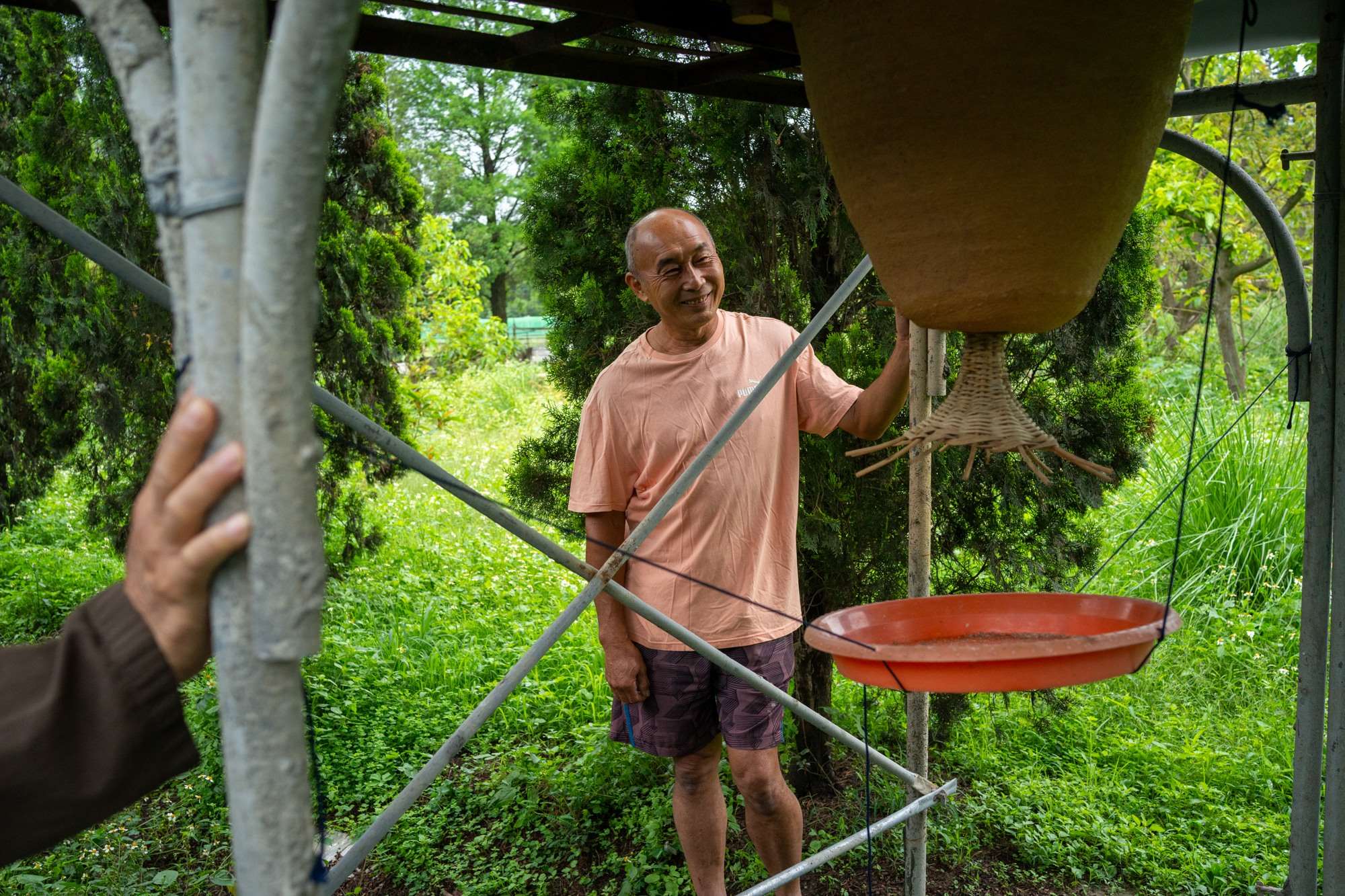 Liao Yi-chang : "De nos jours, l’environnement se détériore, alors il faut quelques fous comme nous autres pour essayer de sauvegarder les abeilles. Les gens nous rient au nez parce que nous ne gagnons rien à faire cela, mais nous pensons que c’est important." (photo : Sasa / RTI)