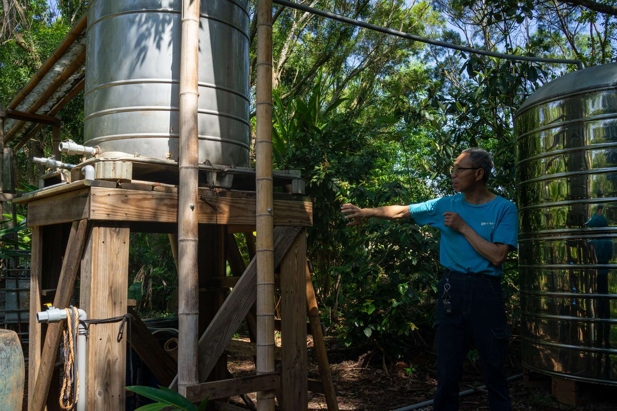 Yang Yao-tsong explique me mécanisme de récolte de l'eau de pluie (photo : Sasa)