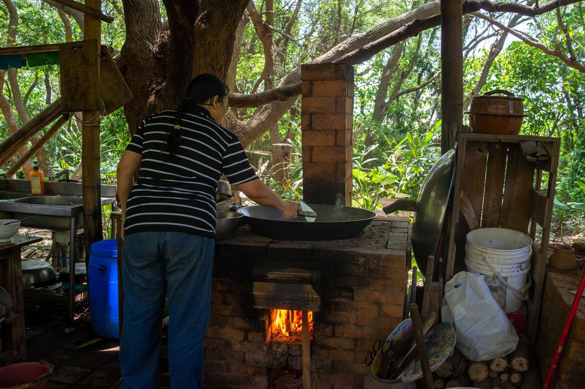 Préparation du repas : on mange toujours local, de saison et bio. Les cuisinières sont très douées, c'est ce qui a permis d'attirer autant de bénévoles pour construire la maison goutte (photo : Sasa)