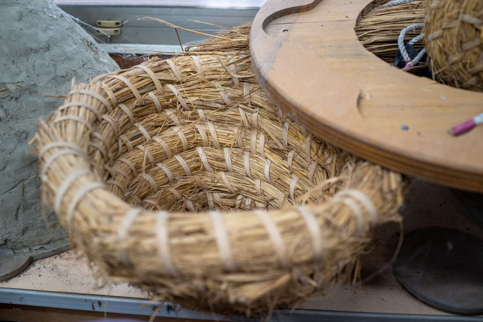 Des ruches solaires en cours de fabrication : l'intérieur en paille tressée (photo : Sasa / RTI)