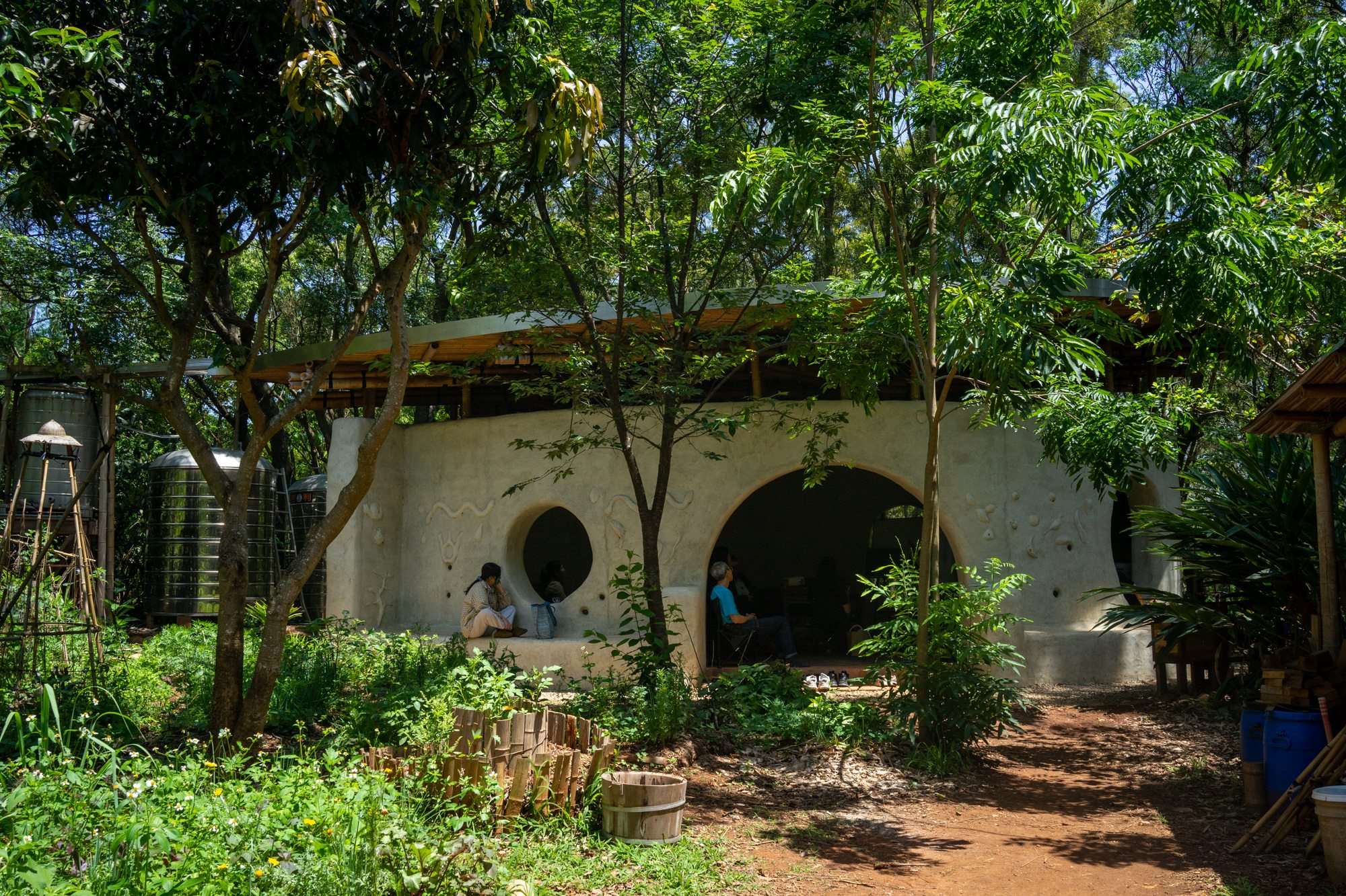 Entourée de végétation, la maison goutte invite à ralentir (photo : Sasa)