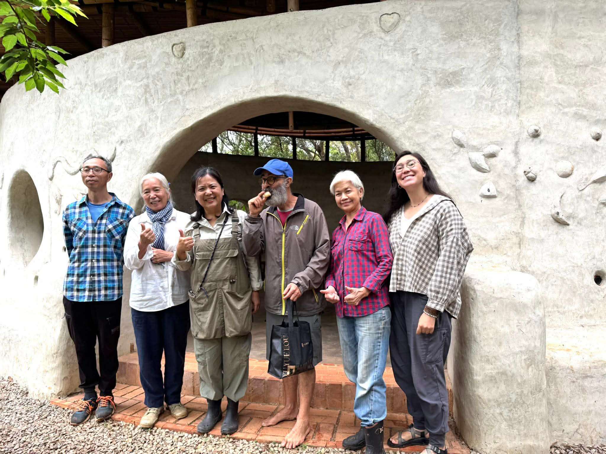 Cloé Ando (à droite) devant la maison goutte, sur laquelle Les Joies de l'Eco-construction a fait de nombreux reportages, à Taichung (photo remise par Cloé Ando)