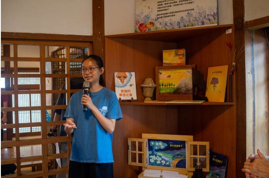 Hsu Chih-hsuan présente les albums jeunesse qu'elle a écrits et illustrés sur les abeilles face aux pesticides (photo : Sasa / RTI)