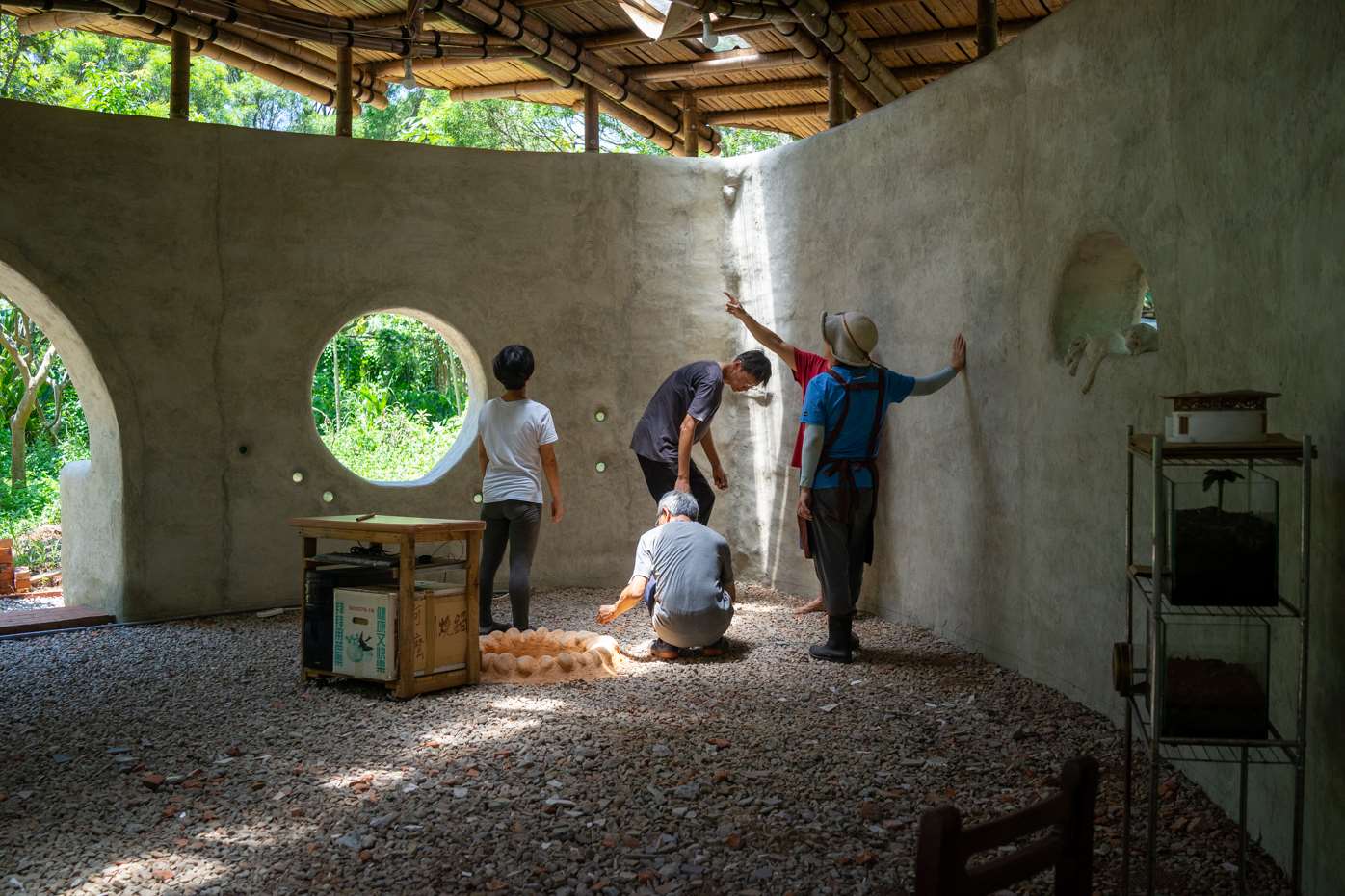 Discussions avant de se lancer dans le sol en terre (photo : Sasa)