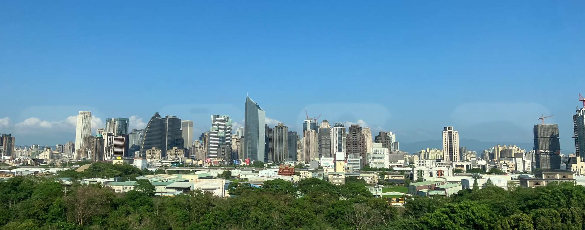 Quand on est à la maison goutte, difficile de croire que nous sommes à quelques mètres d'un grand boulevard dans la ville de Taichung, ici vue depuis le train (photo : Sasa)