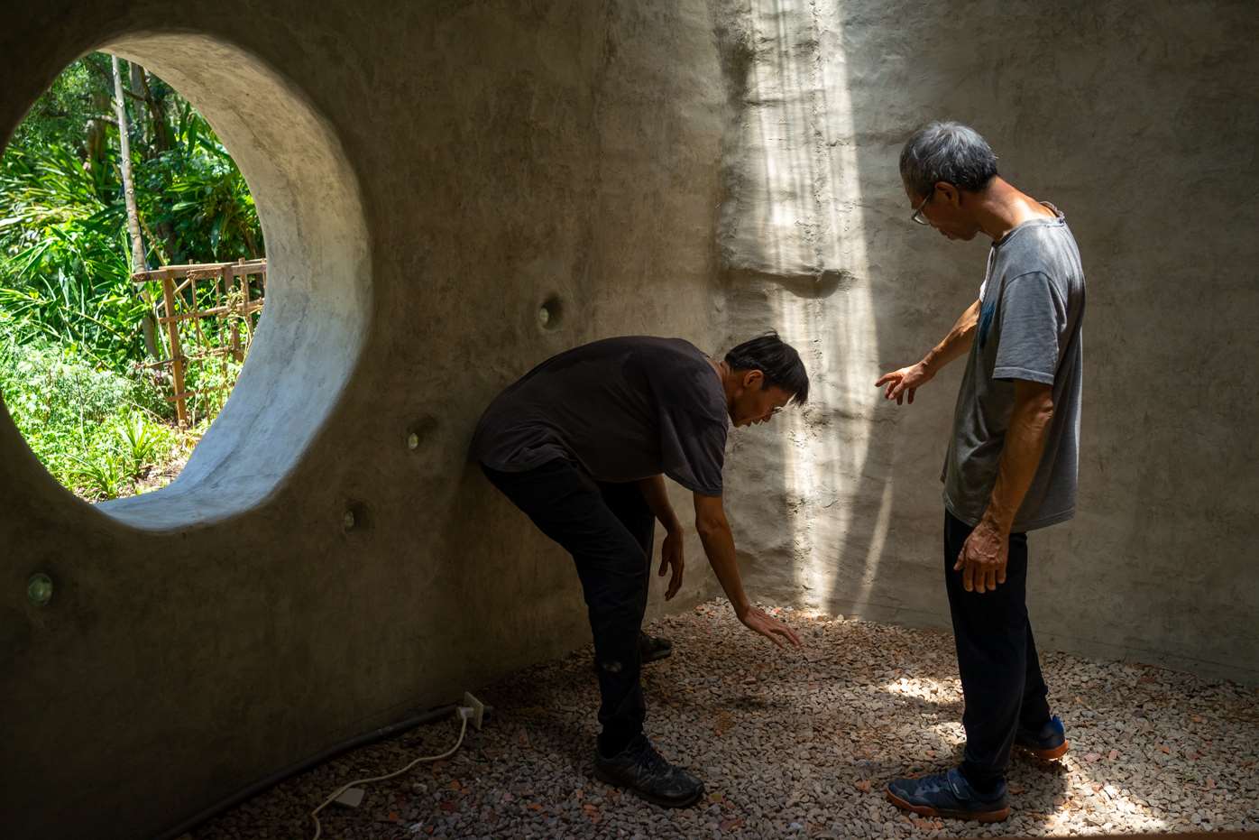 A-Yao (à gauche) et Yao-tsong (à droite) discutent de la manière de réaliser le sol en terre (photo : Sasa)