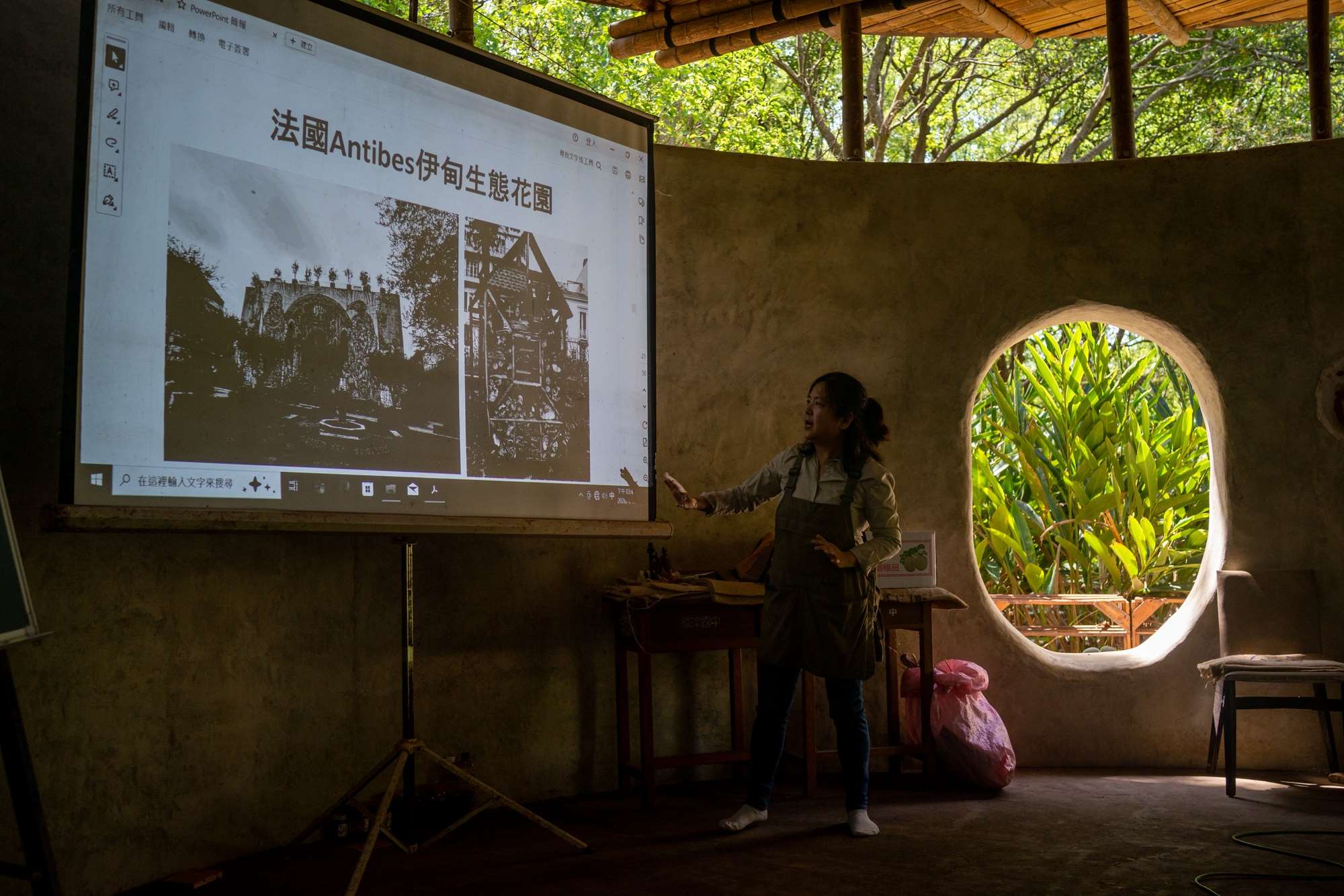 Mulan, la présidente de l'association, de retour de France, a présenté notamment les manières de composter dans le sud de la France, grâce à des bacs de compost placés à des endroits très fréquentés, par exemple, à côté des écoles (photo : Sasa)