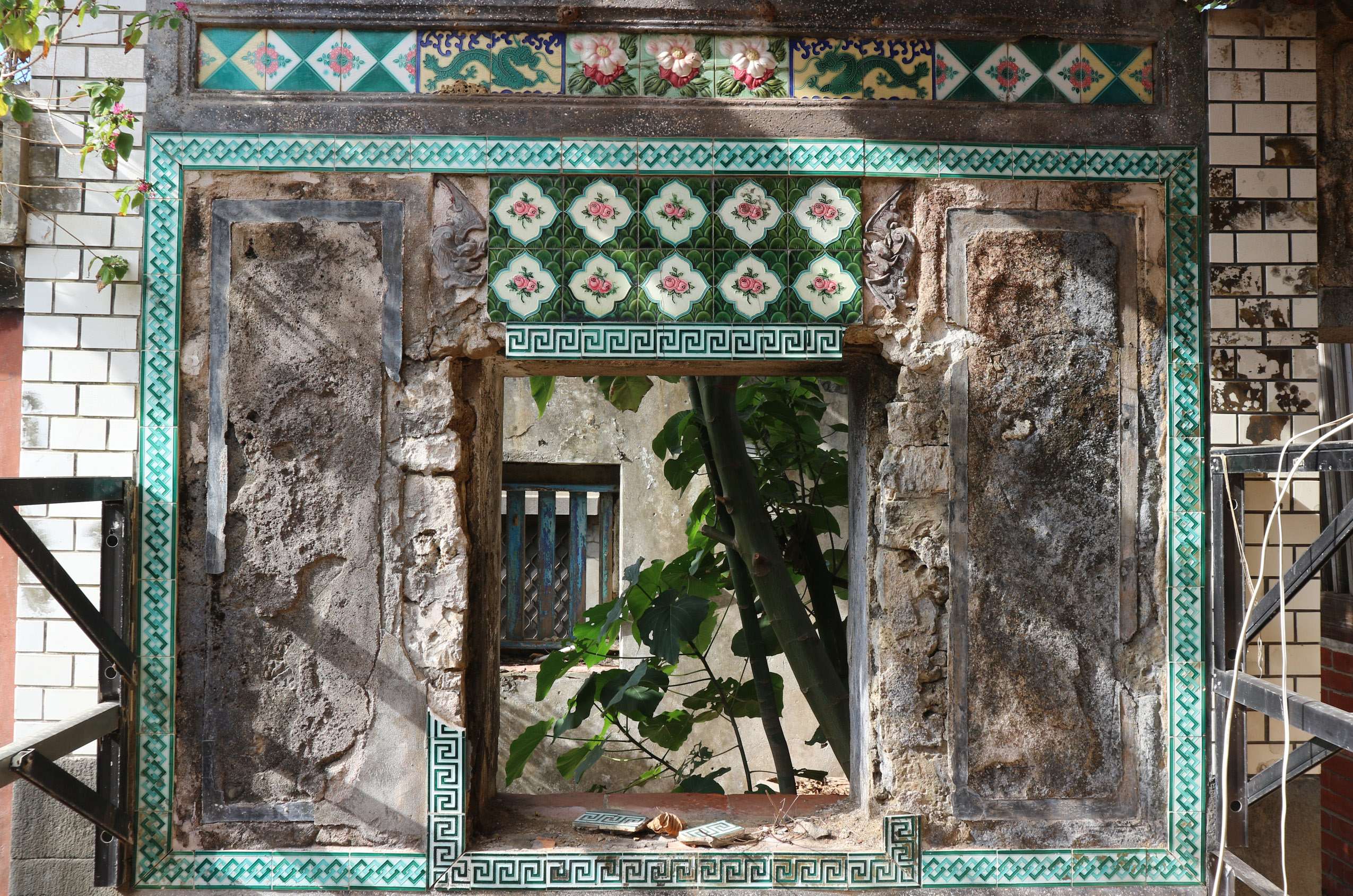 Carreaux de céramiques ornant le mur d'une maison en ruines (photo Inès Minfray)