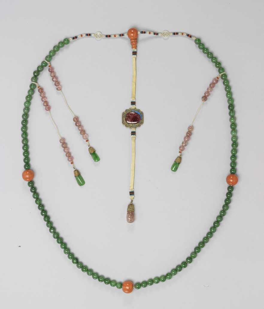 Image 6: Erihe, Collier de cour orné de perles en jadéite (source MNP)