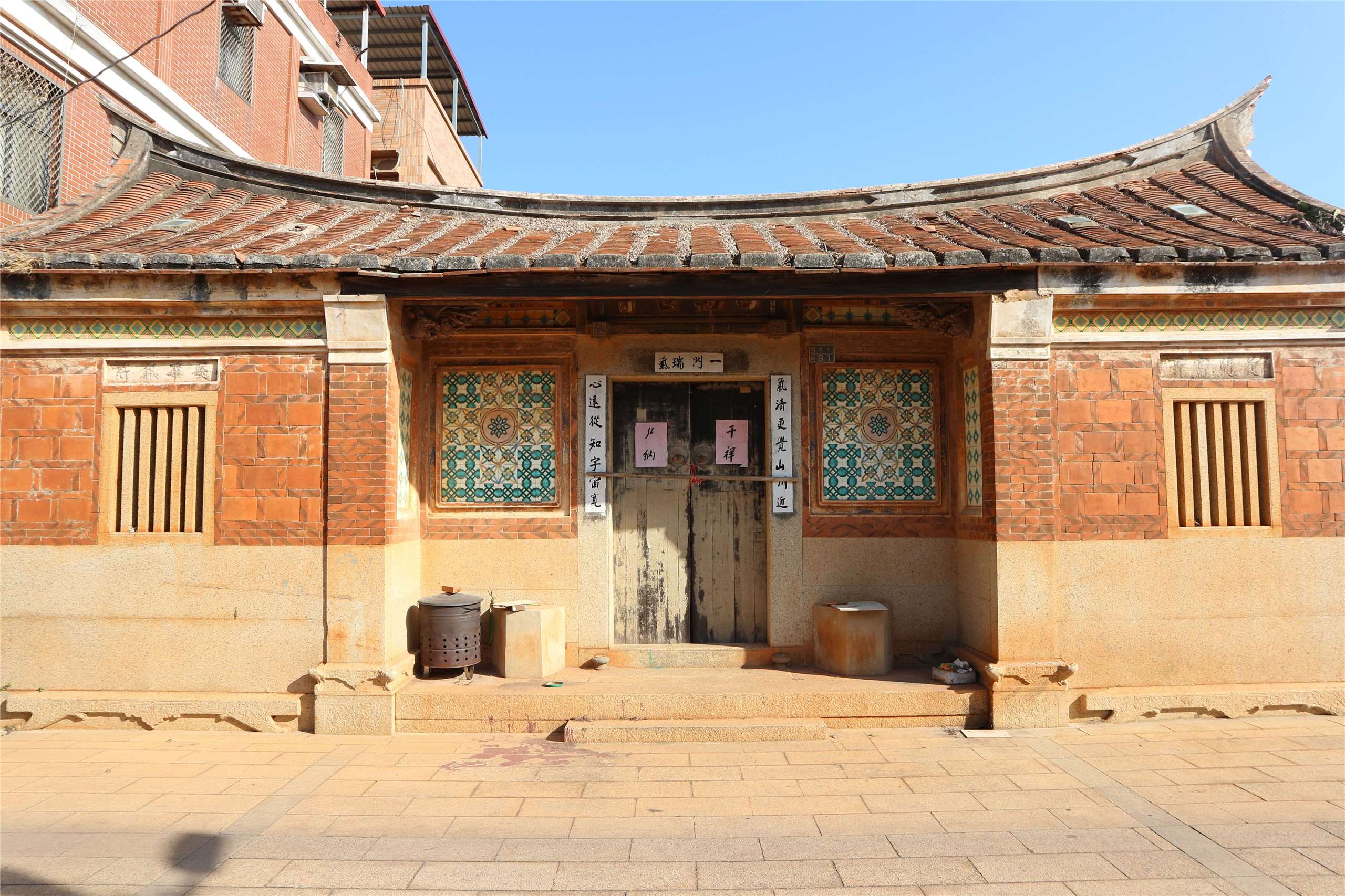 Façade de maison décorée de céramiques à Kinmen (photo Inès Minfray)