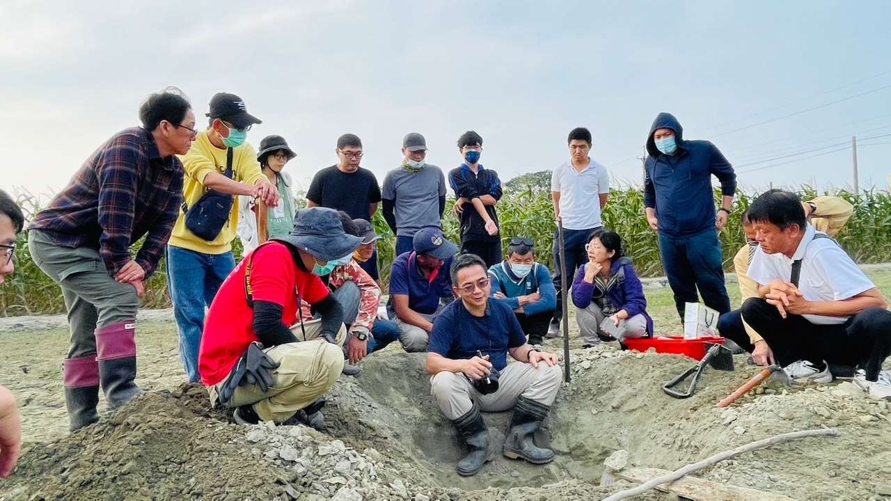 Dr Soil explique les caractéristiques du sol. Avec plus de 20 ans d'expérience, il en a vu des sols agricoles dégradés à Taïwan ! (photo : 陳興宗 / Dr Soil)