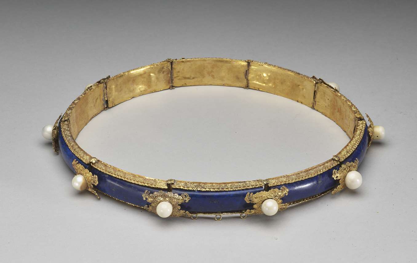 Image 5: Gidakū, Bandeau frontal en or incrusté de lapis-lazuli (source MNP)