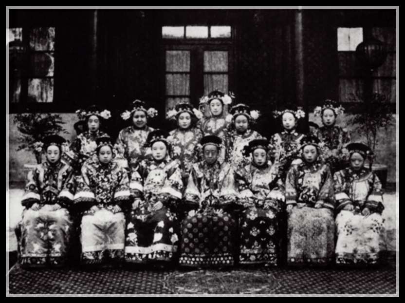 Image 4: Princesse Gulun Rongshou et les dames de la cour (source Wikimedia Commons)