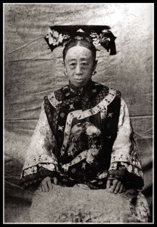 Image 3: Princesse Gulun Rongshou, fille adoptive de l’empereur Xianfeng (source Wikimedia Commons)