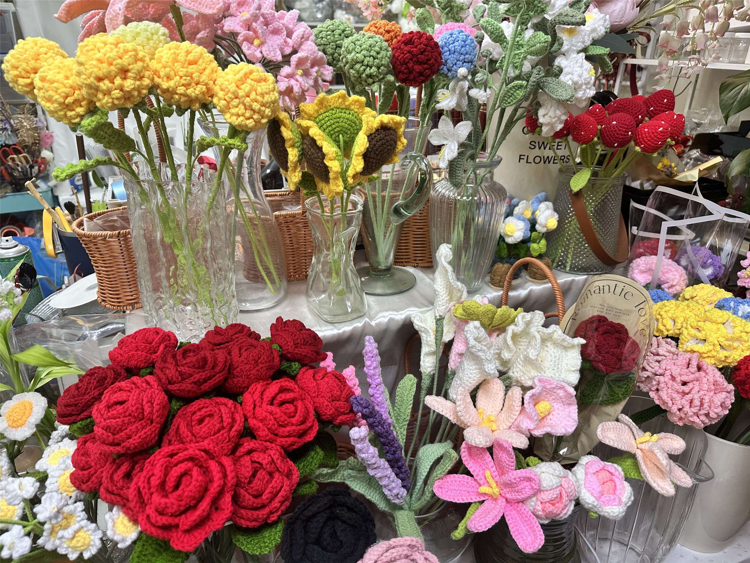 Fleurs en crochet, en savon… : les fleuristes taïwanais s'adaptent aux tendances et au climat (Image : RTI)