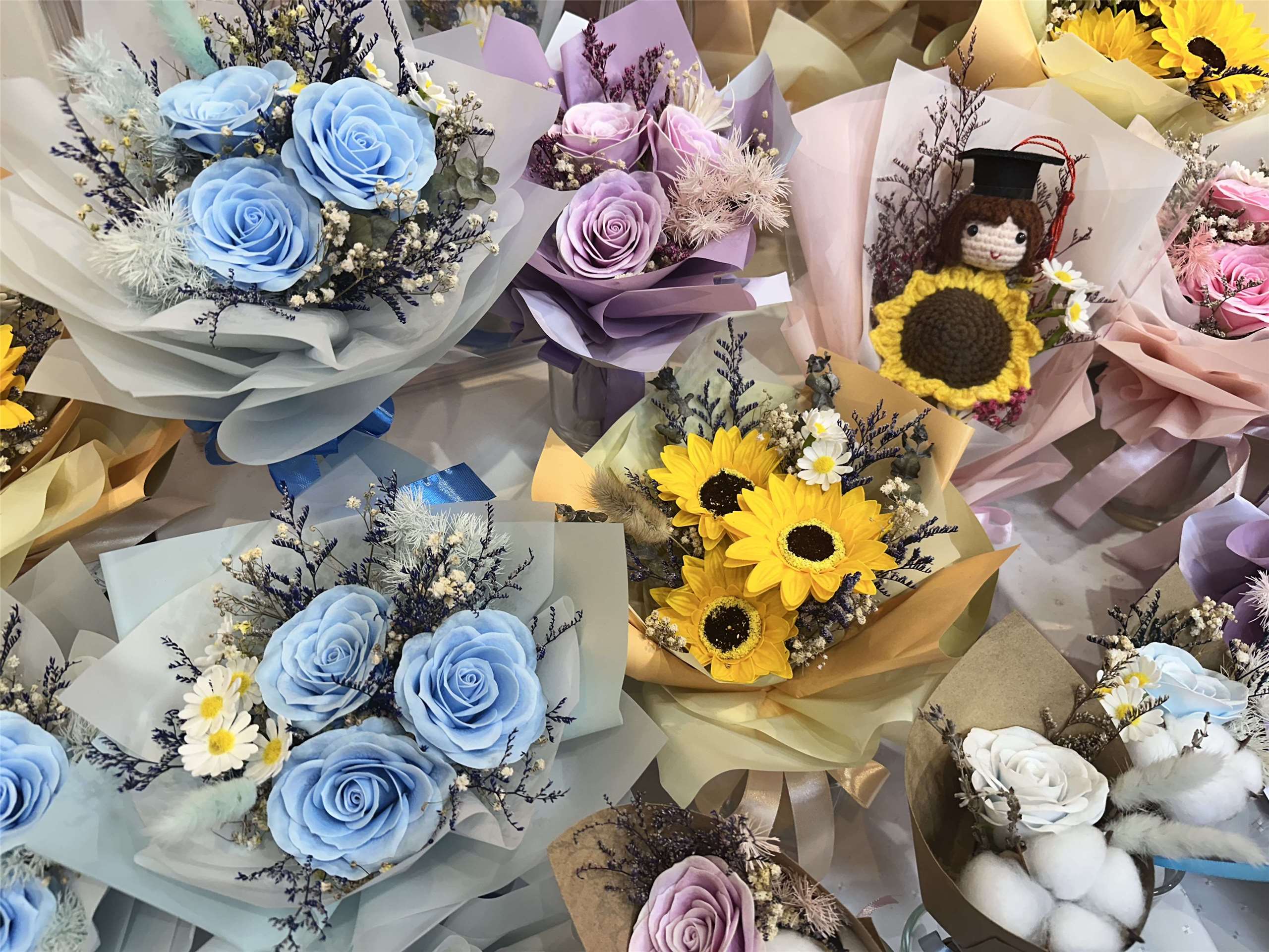 Fleurs en crochet, en savon… : les fleuristes taïwanais s'adaptent aux tendances et au climat (Image : RTI)