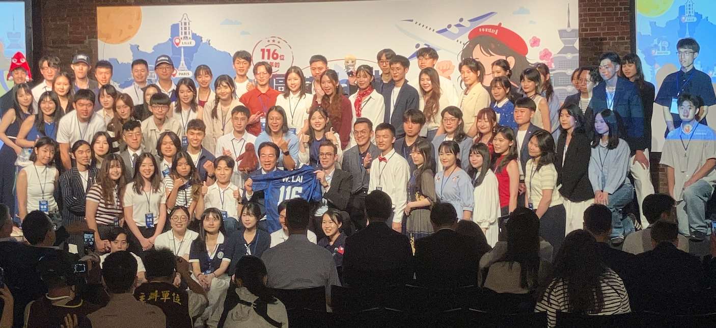 Le Président Lai Ching-te, le directeur du Bureau français de Taipei Franck Paris (tenant le maillot de football) avec des jeunes Taïwanais partis en France ces derniers mois dans le cadre du programme "Global Pathfinder" lors d'une soirée en leur honneur (photo : Sasa / RTI)