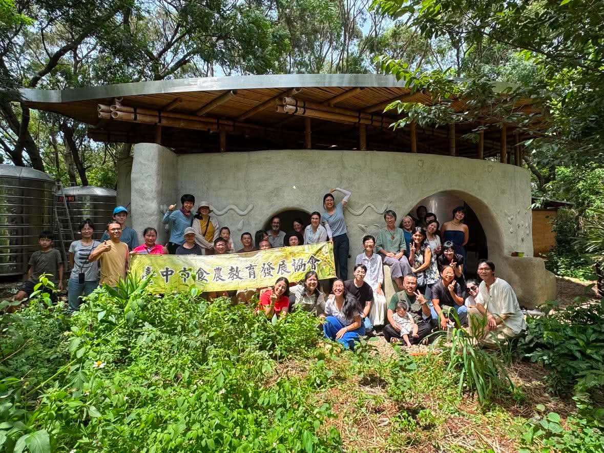 Photo de groupe devant la maison goutte suite à la conférence de Cloé Ando (photo : 臺中市食農敎育發展協會)