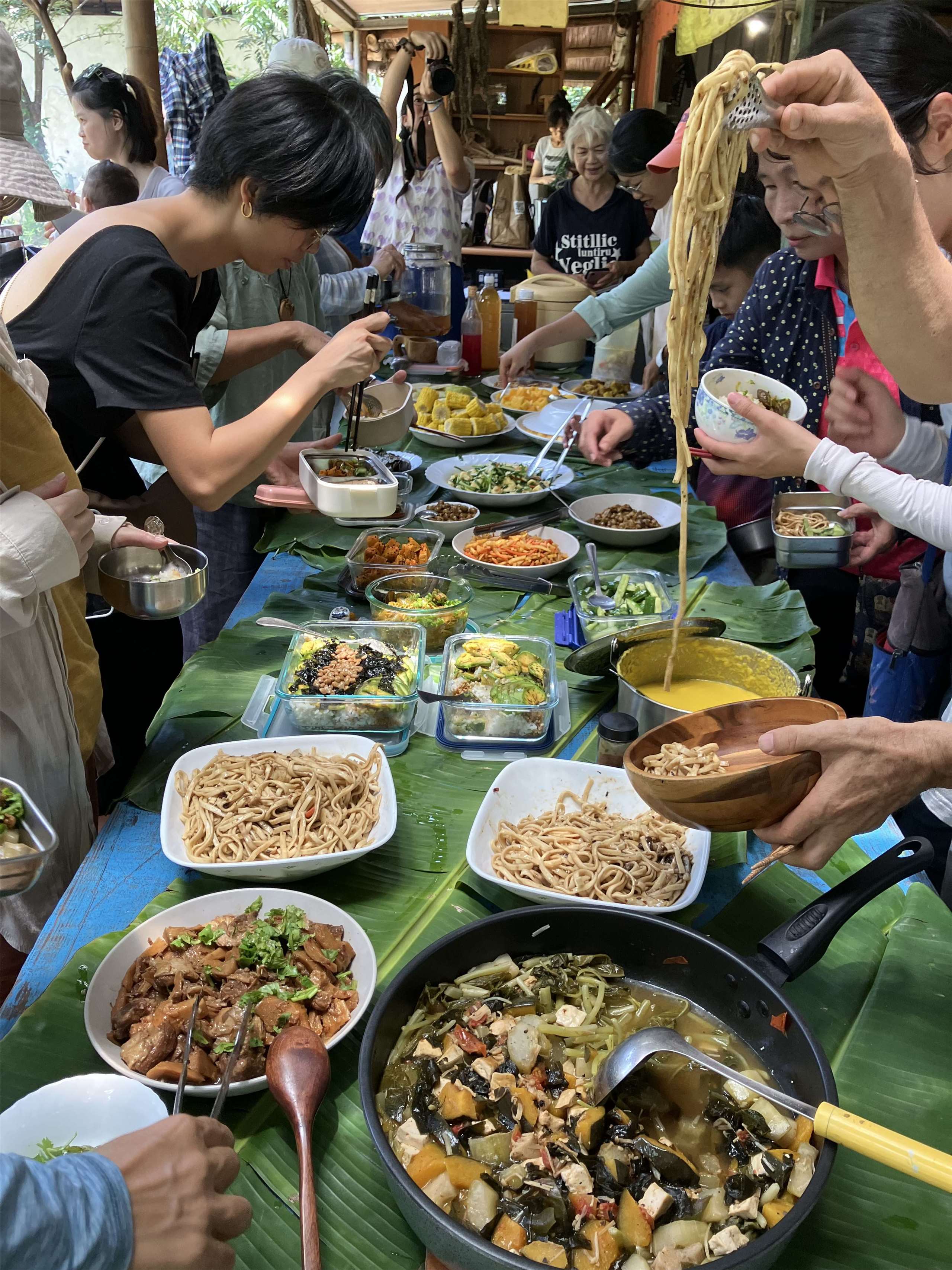 On mange toujours très bien à l'Association pour l'éducation à l'alimentation et à l'agriculture de Taichung, mais cette fois-ci, ce sont principalement les participants à l'événement qui ont apporté des plats ! (photo : Sasa)