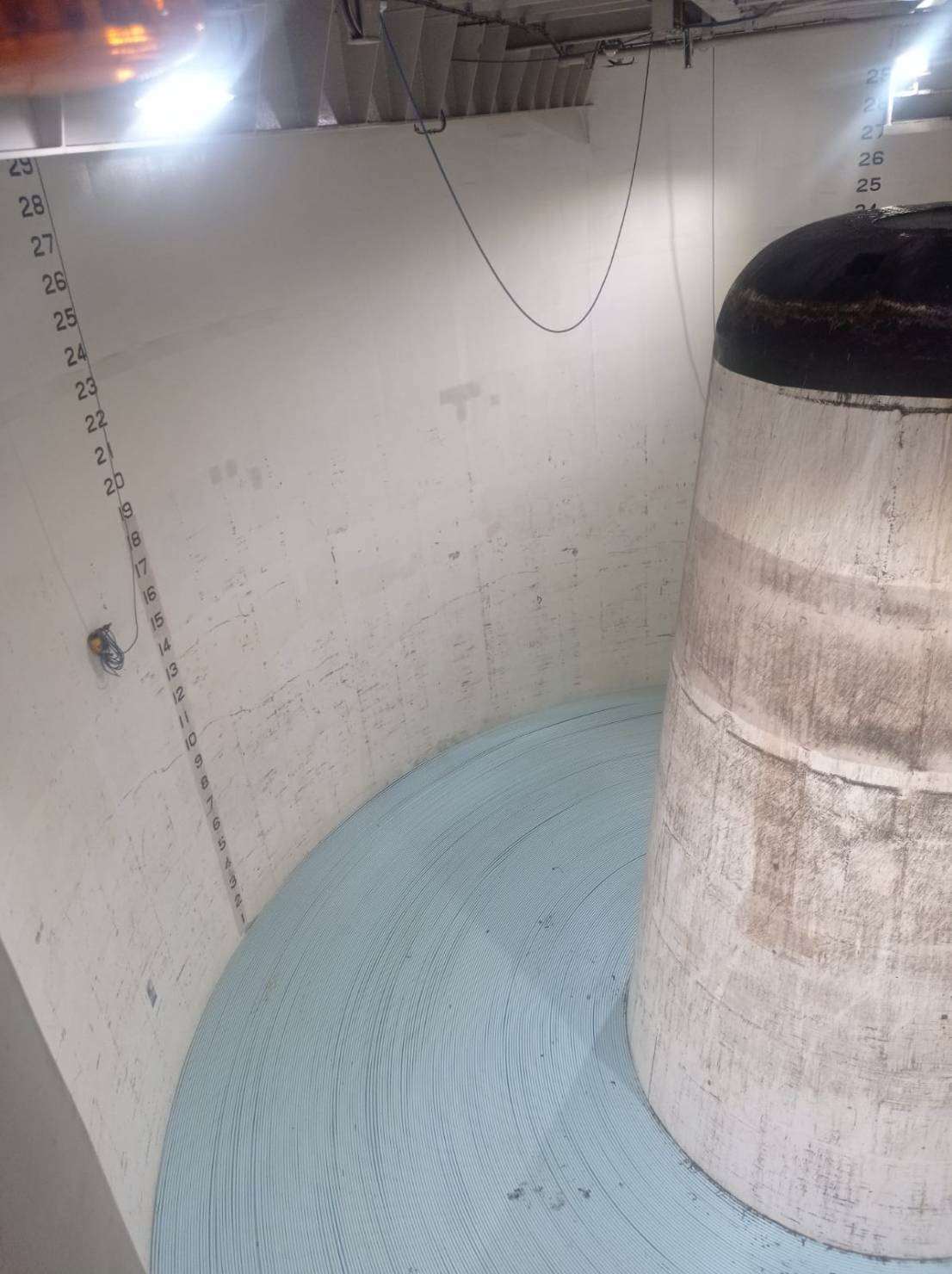 L'un des tanks à câble du navire, de près de 9 de mètres de haut (la mesure est en pieds à gauche) (photo : aimable crédit)