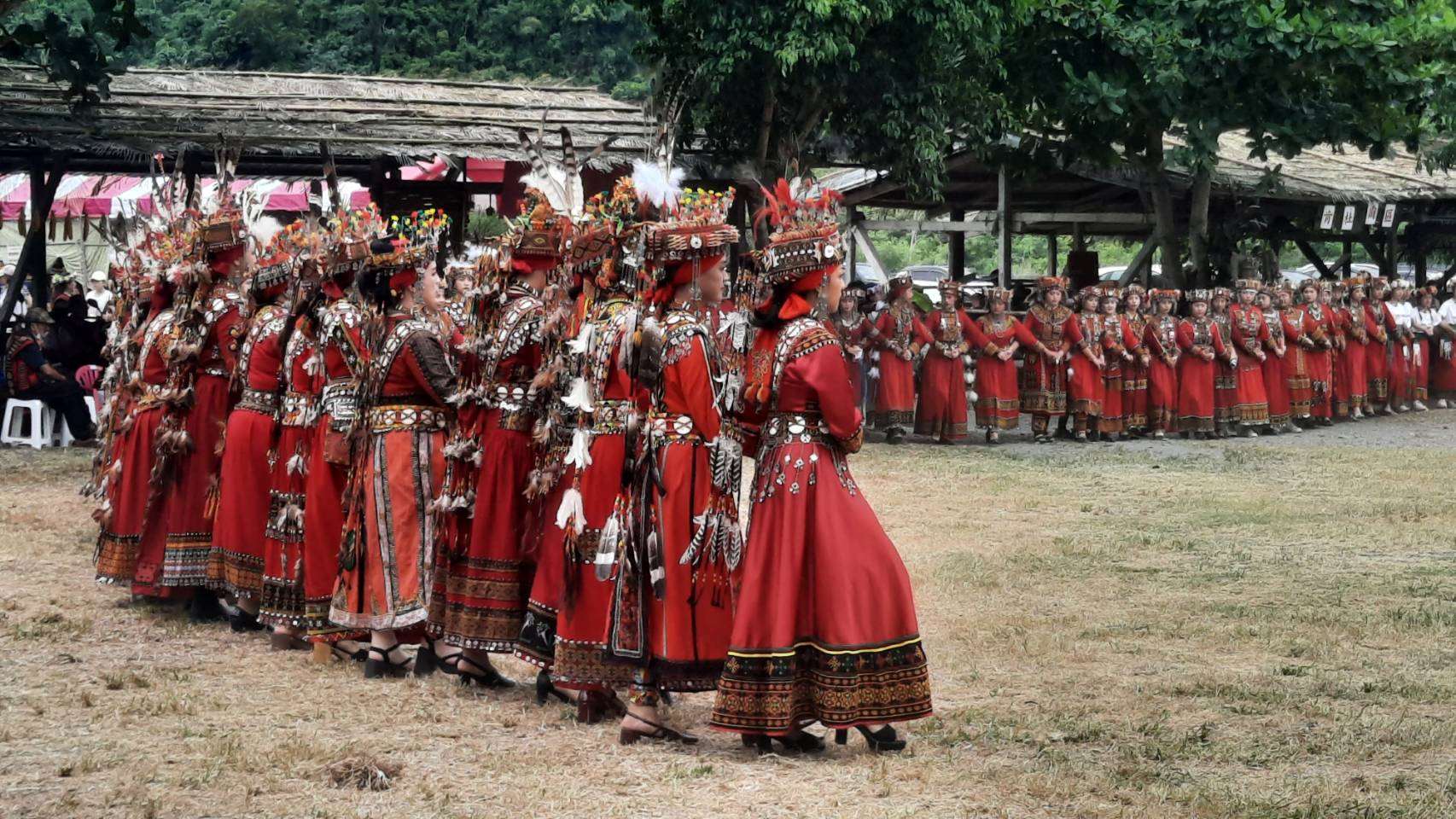 File des jeunes filles au village Rukai de Taromak, lors de la cérémonie des récoltes (photo Rti)