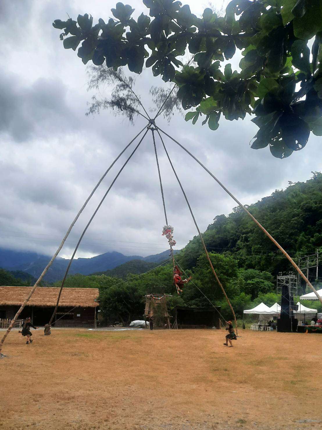 La grande balançoire du village de Taromak, montée pour la cérémonie de récolte du millet. Voyez-vous la jeune fille qui s'y balance ? (photo Rti)