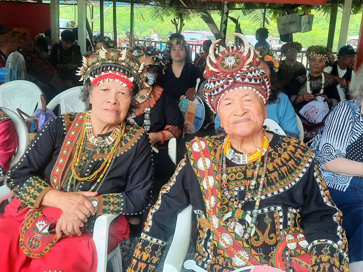 Un couple âgé noble du village du Taromak, en habits d'apparat pour la cérémonie de récolte du millet (photo Rti)
