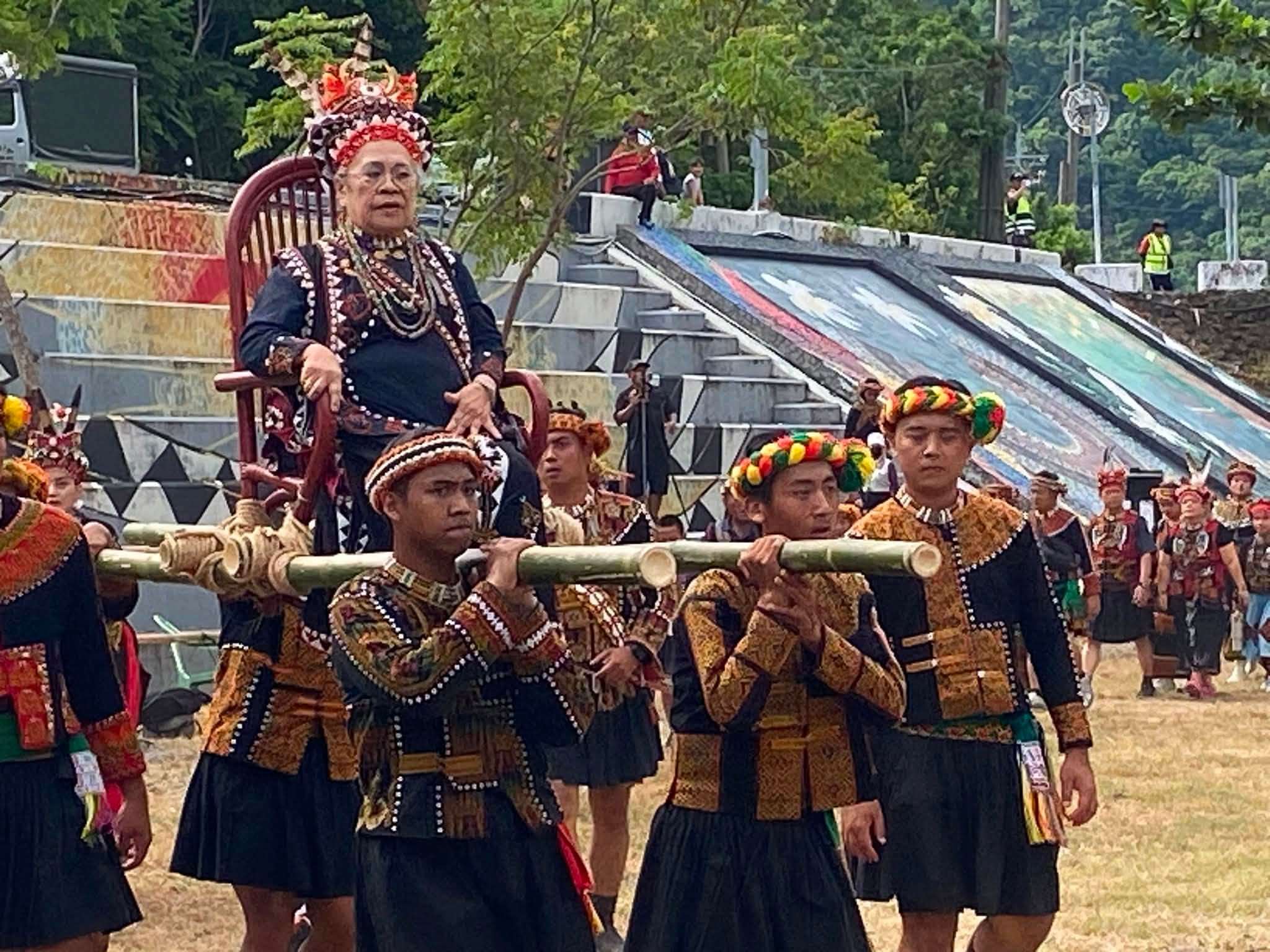 La mère du chef de village arrive sur le lieu de la cérémonie des récoltes, à Taromak (photo Joyce Yeh, aimable crédit)
