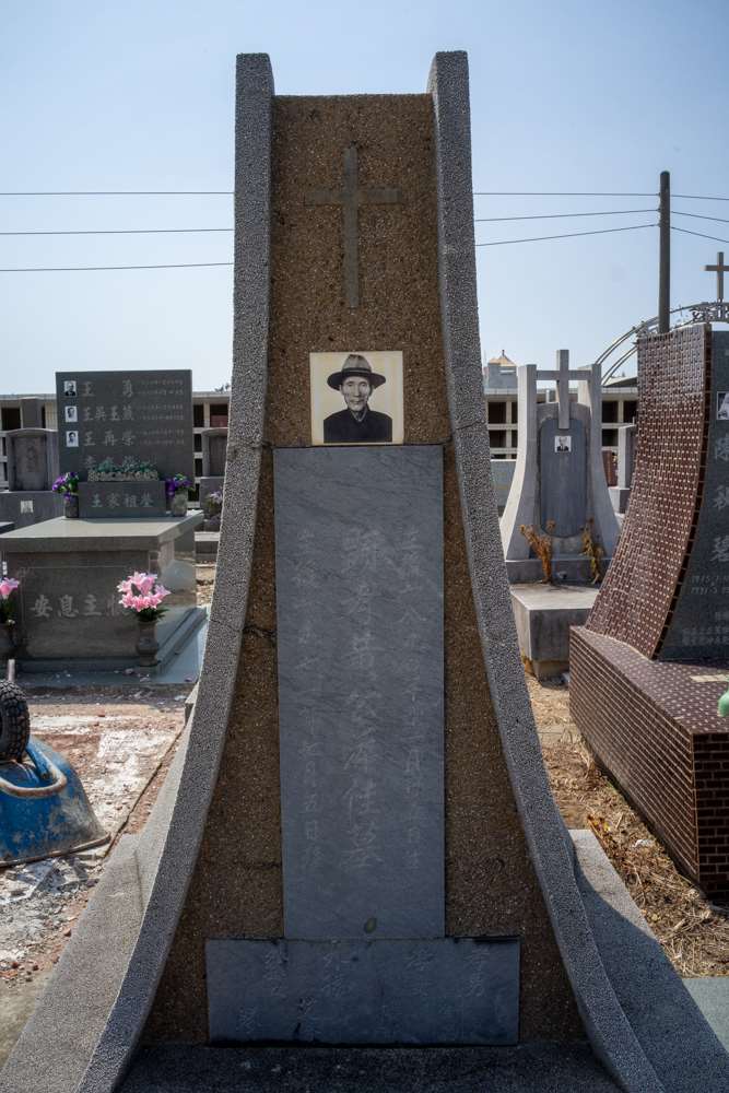 Dans le carré chrétien du cimetière de Nanshan à Tainan, une tombe dont le design est inspiré de la Chapelle Luce à Taichung (photo : Sasa / RTI)