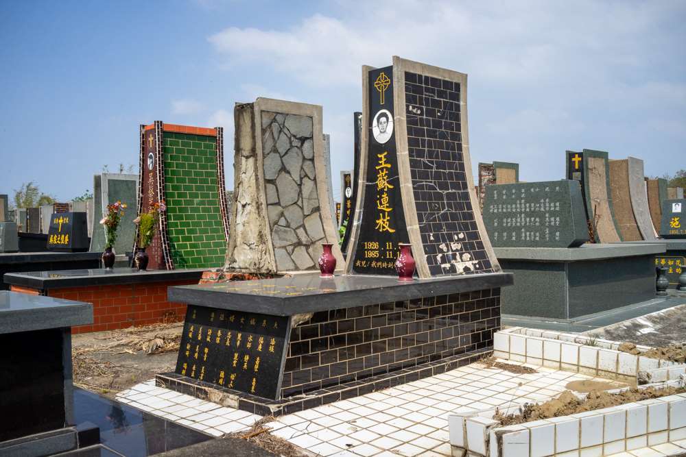 Carré chrétien du cimetière de Nanshan à Tainan, tombes dont le design est inspiré de la Chapelle Luce à Taichung (photo : Sasa / RTI)