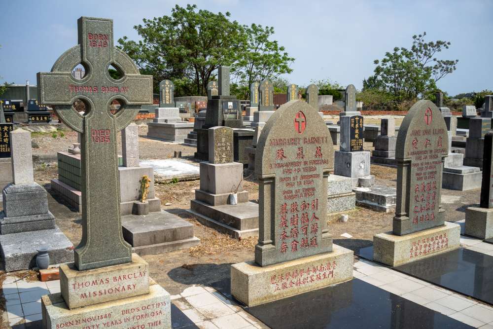A gauche, la tombe du célèbre révérend presbytérien Thomas Barclay. Carré chrétien du cimetière de Nanshan à Tainan (photo : Sasa / RTI)