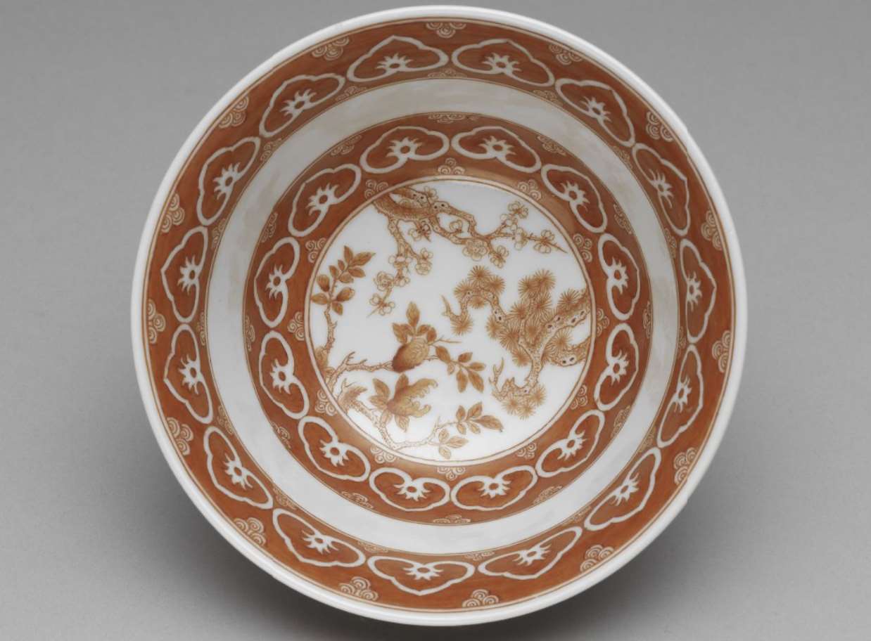 Image 1-3: bol à thé aux motifs rouge de fer avec le poème impérial Sanqing Cha (Source MNP)