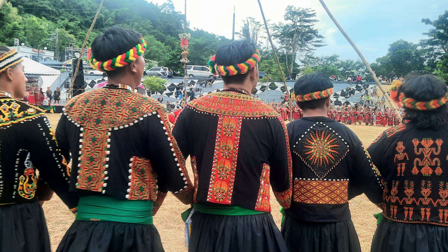 Vêtements des hommes du village de Taromak : chaque motif porte un symbole, une signification particuière et donne une indication sur le statut social de celui qui le porte (photo Rti)