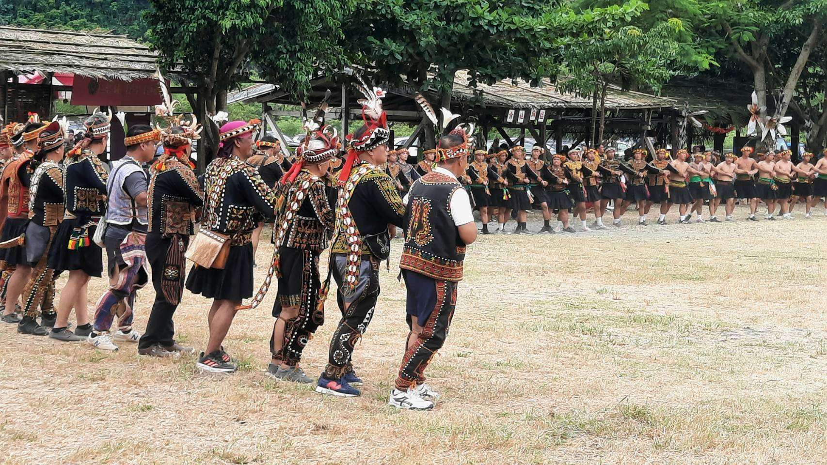 Les hommes mariés, au premier plan, et les jeunes hommes derrière, à la cérémonie des récoltes de Taromak (photo Rti)