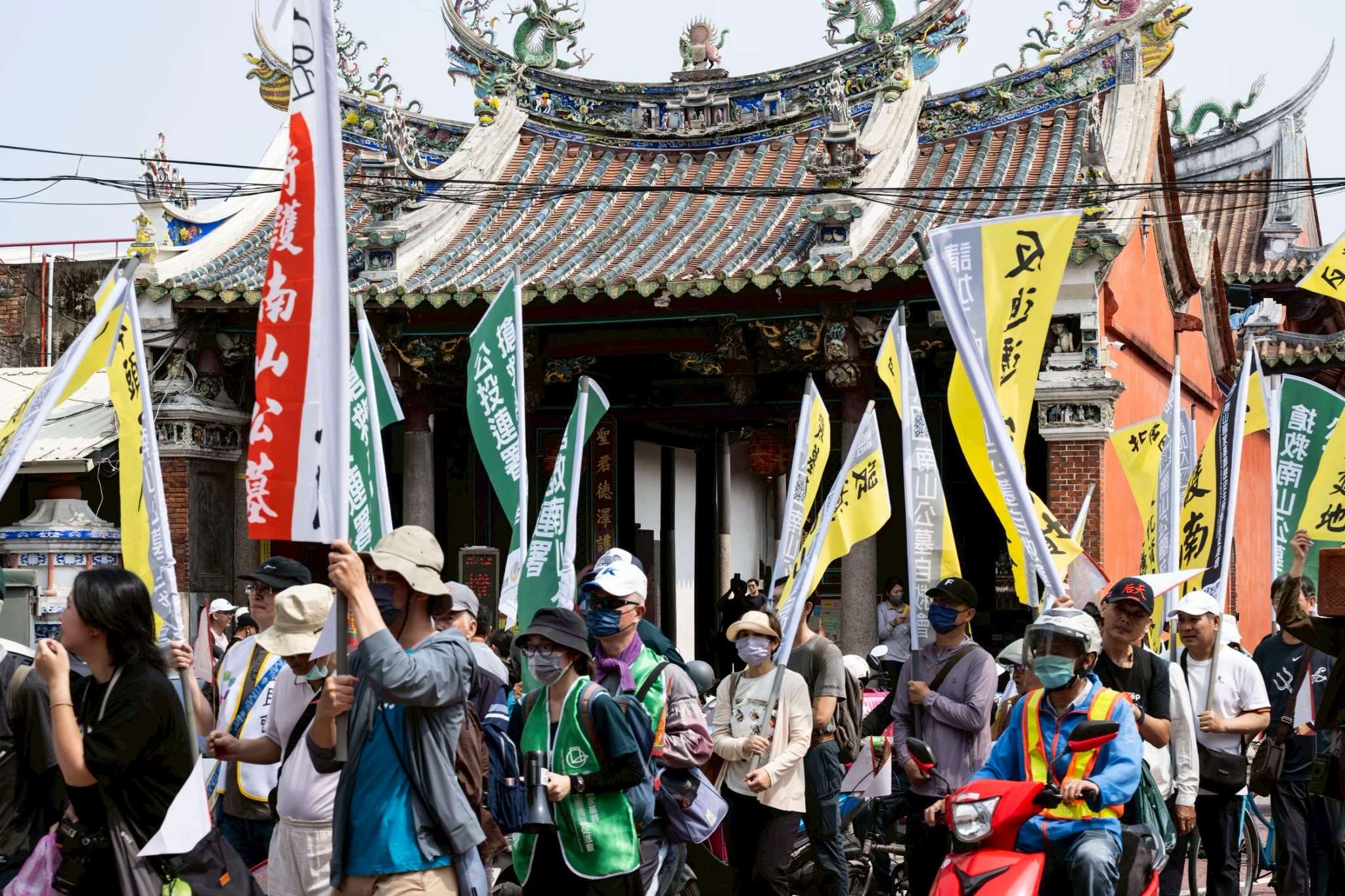 Manifestation dans les rues de Tainan pour faire connaître le projet de tenir un référendum local sur l'avenir du cimetière de Nanshan (photo : 南山國家墓葬歷史生態園區促進會)