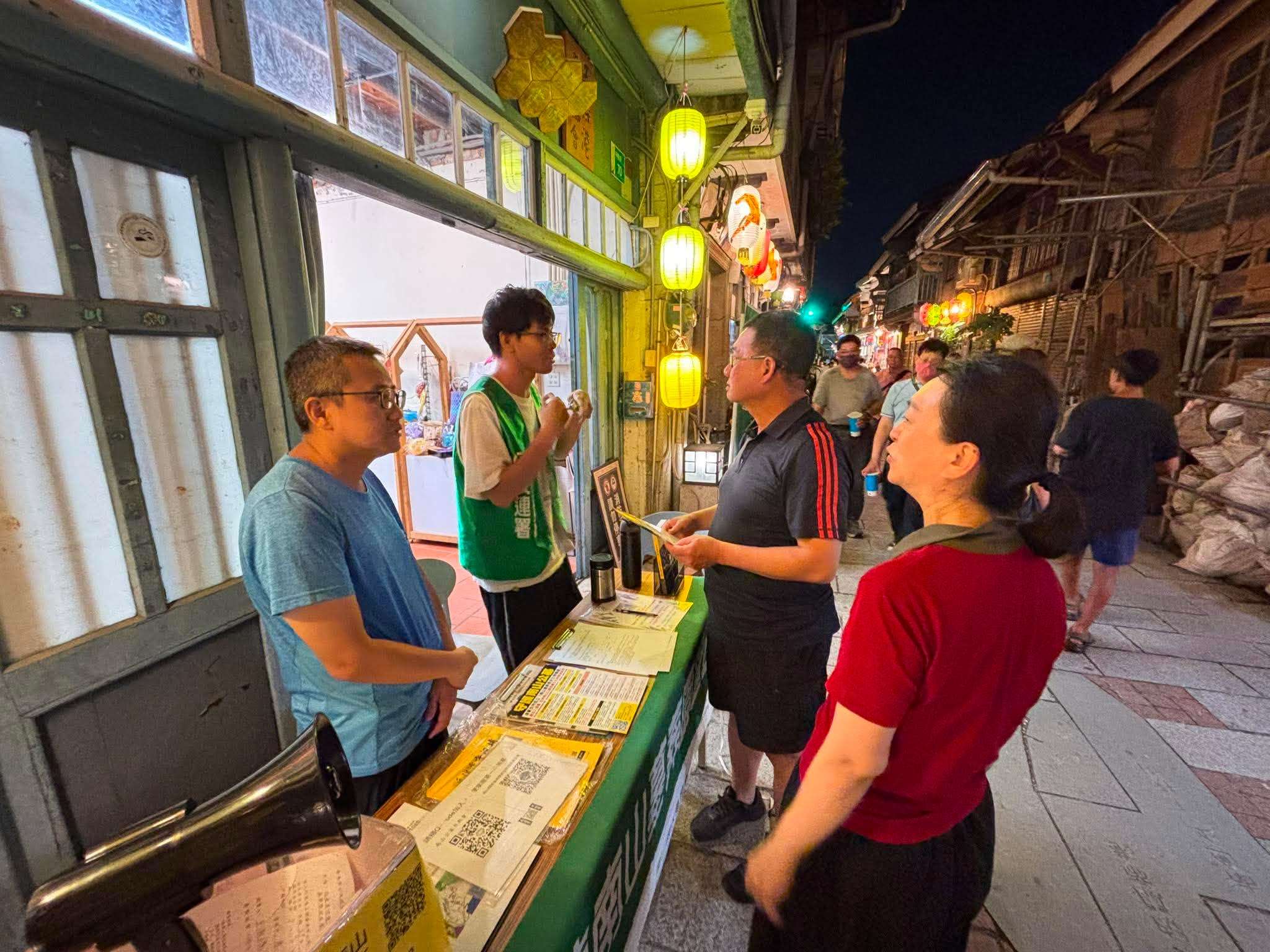 Recueil de signatures pour l'organisation d'un référendum local sur le futur du cimetière de Nanshan dans la rue commerçante Shennong à Tainan (photo : 南山國家墓葬歷史生態園區促進會)