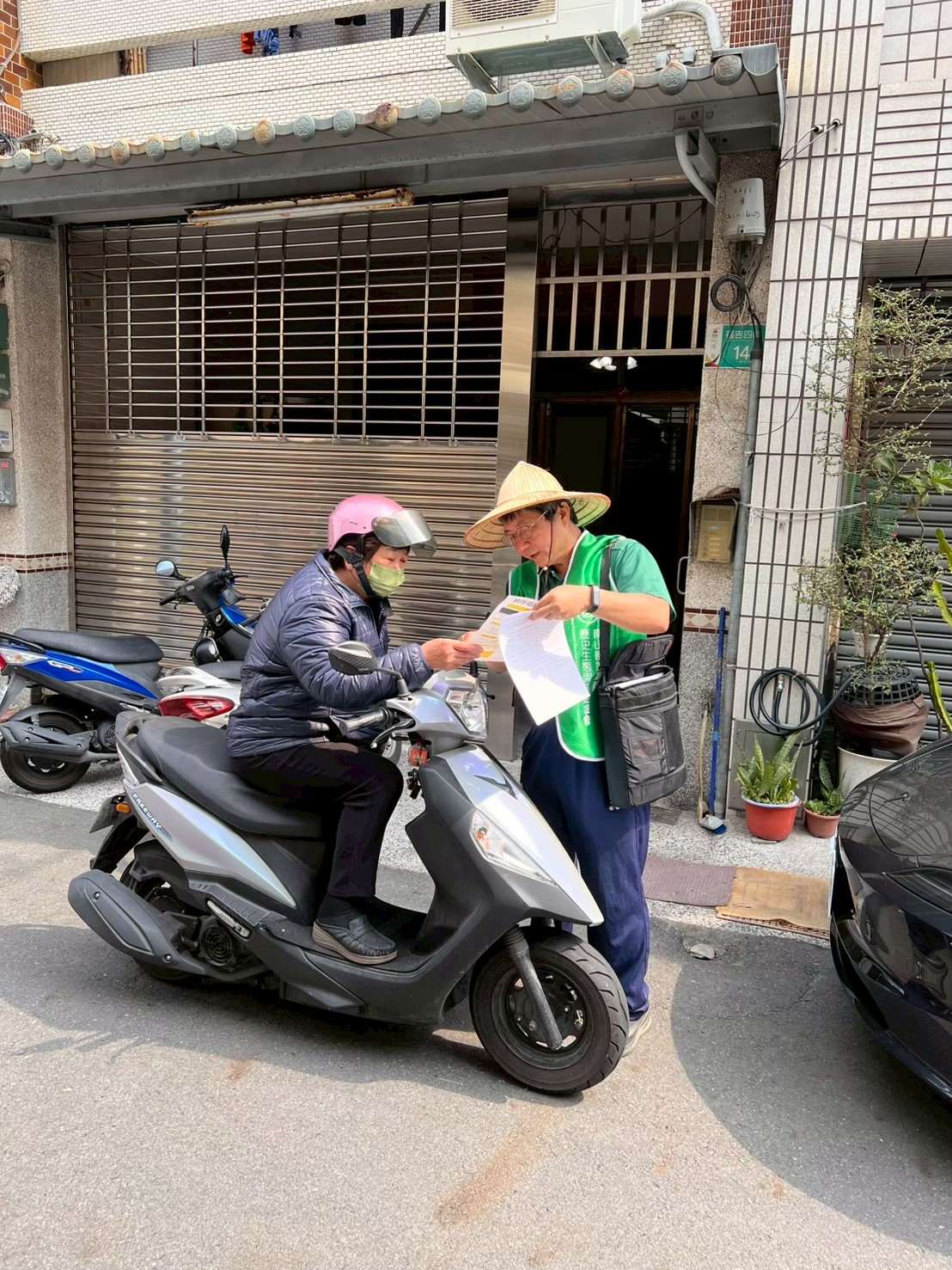 Recueil de signatures pour le projet de tenir un référendum local sur l'avenir du cimetière de Nanshan à Tainan (photo : 南山國家墓葬歷史生態園區促進會)